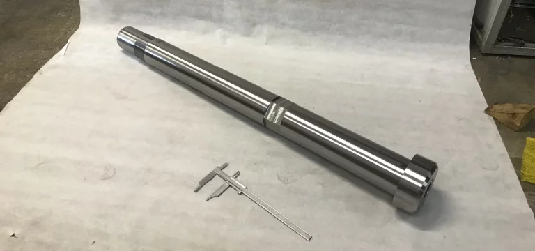 Fertiges Abblasrohr mit großem Messschieber (35cm lang) daneben als Größenvergleich