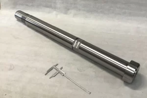 Fertiges Abblasrohr mit großem Messschieber (35cm lang) daneben als Größenvergleich
