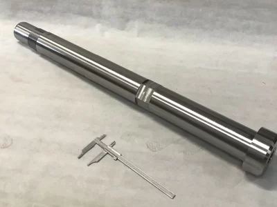 Fertiges Abblasrohr mit großem Messschieber (35cm lang) daneben als Größenvergleich